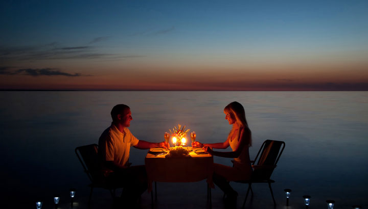 Honeymoon_dinner-on-the-beach